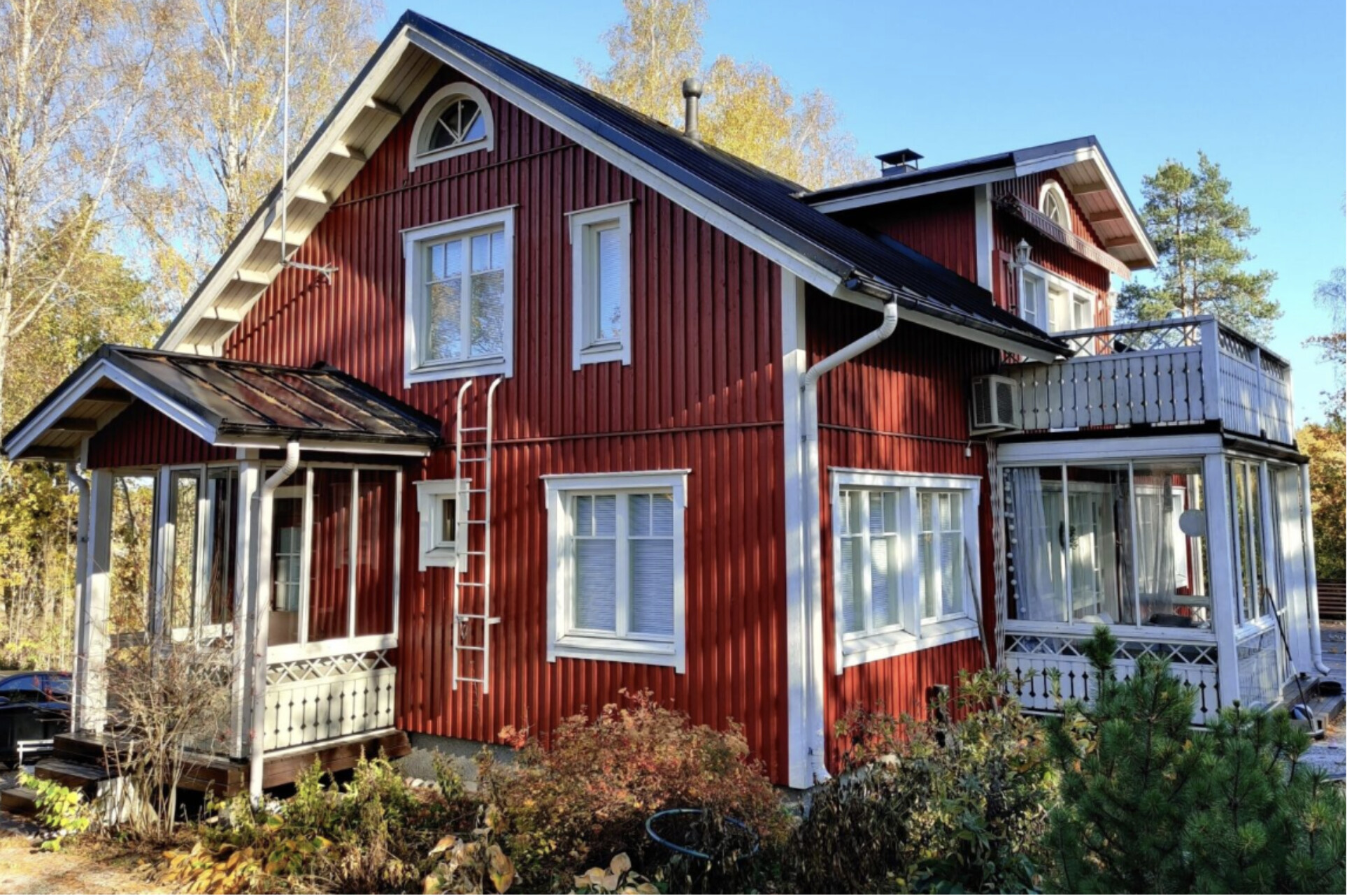 2000-luvun alkupuolella rakennetun omakotitalon asuntokaupan kuntotarkastus – huomioitavat riskirakenteet ja talotekniikka.