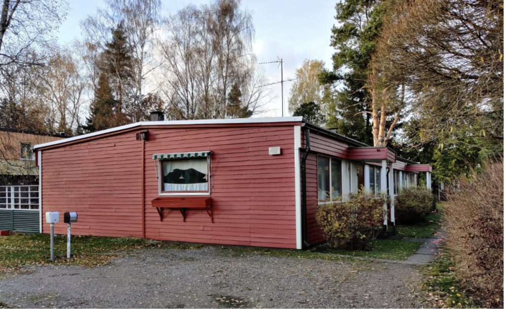 60-luvun talon kuntotarkastus: Huomioitavat riskirakenteet, kuten valesokkeli, matala sokkeli, tasakatto ja alkuperäisen talotekniikan uusimistarpeet.