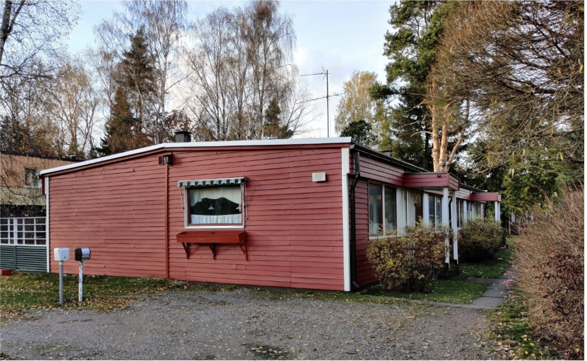 60-luvun talon kuntotarkastus: Huomioitavat riskirakenteet, kuten valesokkeli, matala sokkeli, tasakatto ja alkuperäisen talotekniikan uusimistarpeet.