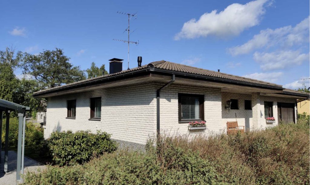 80-luvun tiiliverhoillun omakotitalon kuntotarkastus: Huomioitavat riskirakenteet, kuten valesokkeli, kattoikkunat ja talotekniikan tekninen käyttöikä.