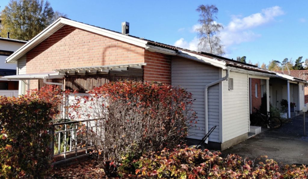 90-luvun rivitalon asuntokaupan kuntotarkastus Tampereella – tyypilliset riskirakenteet, kuten valesokkeli ja valesokkelirakenne.